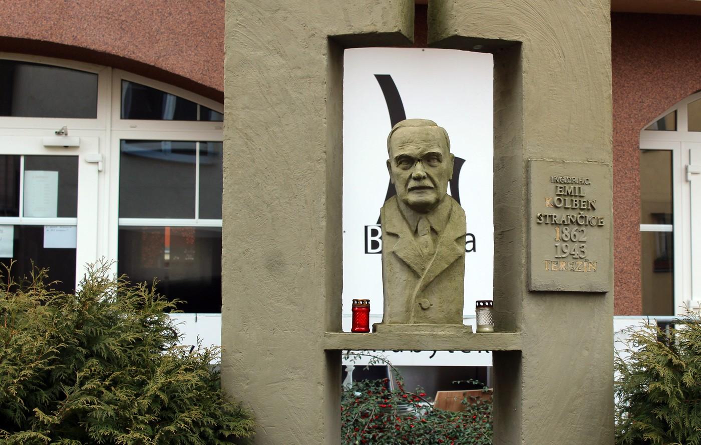 Pomník Emila Kolbena na Náměstí Emila Kolbena ve Strančicích u Prahy Pomník Emila Kolbena na Náměstí Emila Kolbena ve Strančicích u Prahy