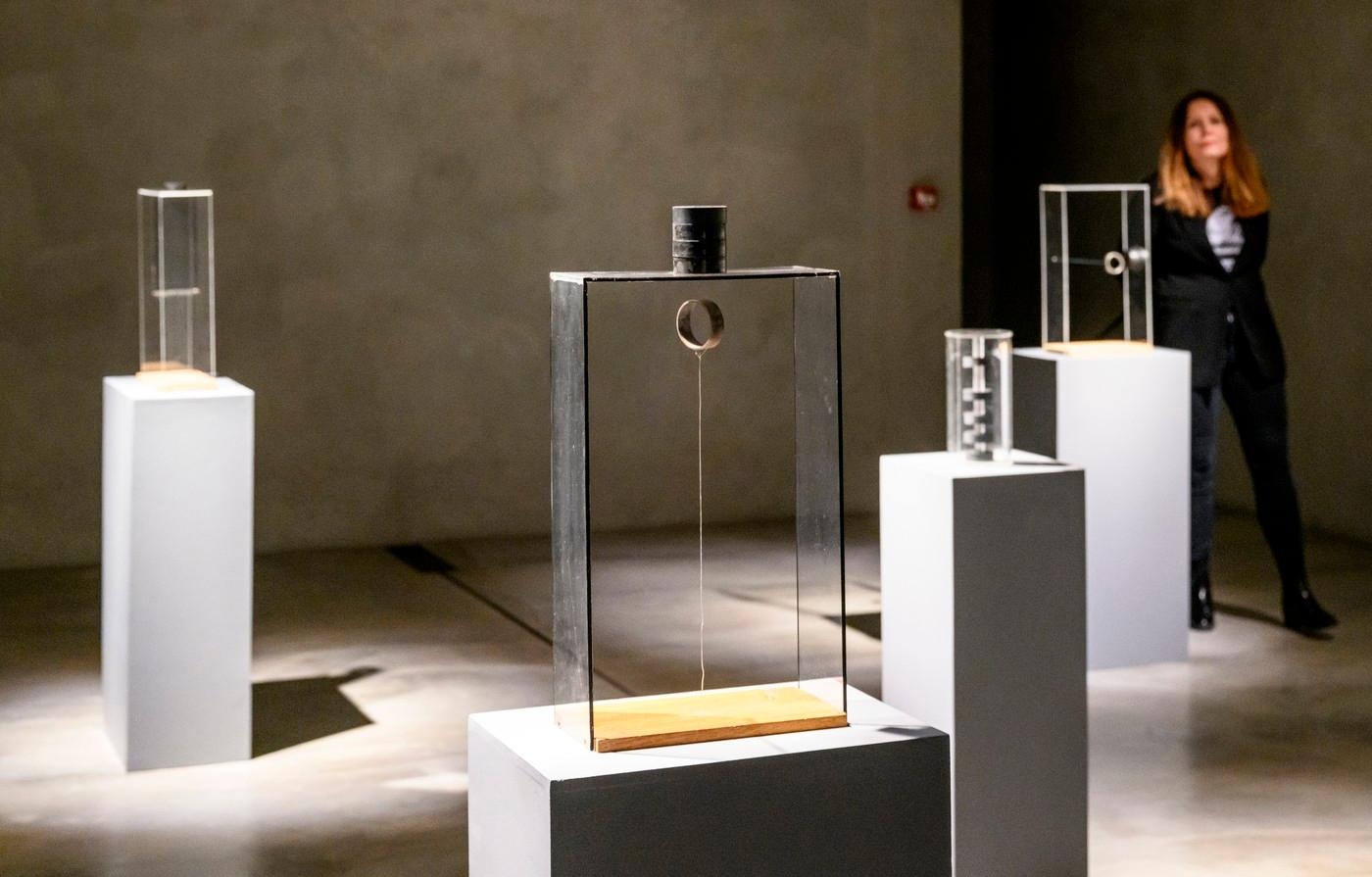 Zahájení výstavy bratrů Dalibora a Ivana Chatrného a Štěpána Málka s názvem Stejné a jiné, 6. března 2025, Galerie Benedikta Rejta (GBR), Louny. Vpředu na snímku je objekt Magnetická skříň Dalibora Chatrného.