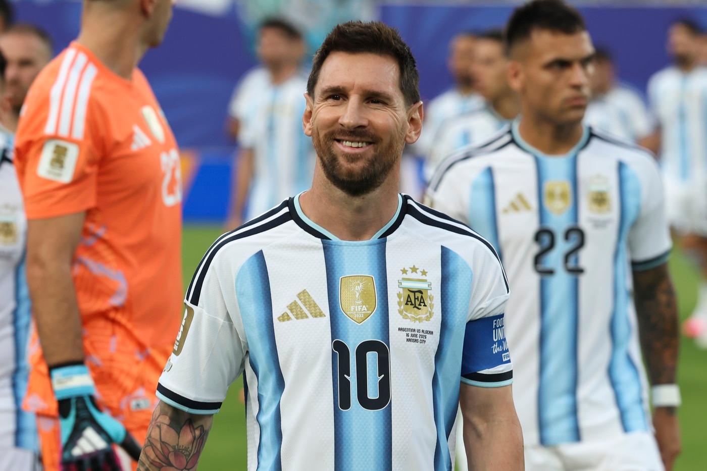 Lionel Messi (č. 10) z Argentiny se usmívá před zápasem skupiny J mistrovství světa ve fotbale 2026 mezi Argentinou a Alžírskem, Lionel Messi (č. 10) z Argentiny se usmívá před zápasem skupiny J mistrovství světa ve fotbale 2026 mezi Argentinou a Alžírskem,
