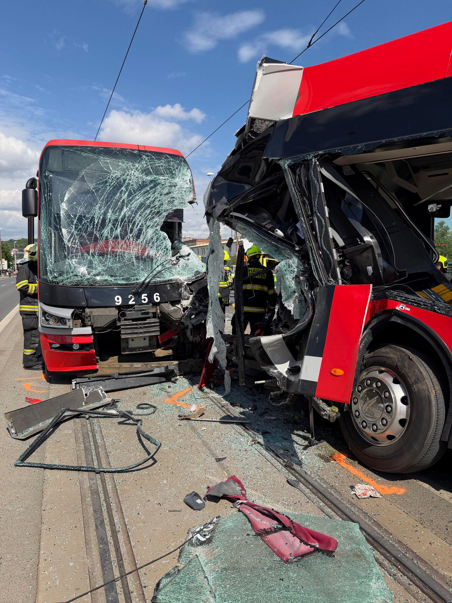 V Záběhlicích se srazila tramvaj s autobusem. V Záběhlicích se srazila tramvaj s autobusem.