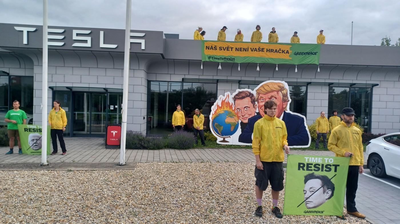 Aktivisté z organizace Greenpeace 11. června 2025 ráno vylezli na střechu zákaznického centra společnosti Tesla v Čestlicích u Prahy. Protestují tím proti počínání amerického prezidenta Donalda Trumpa a miliardáře Elona Muska, vadí jim jejich útoky na neziskové organizace, média, vědce i ochránce přírody, řekli České tiskové kanceláři (ČTK). Na místo dorazila policie a hasiči, protest se zatím obešel bez incidentů.