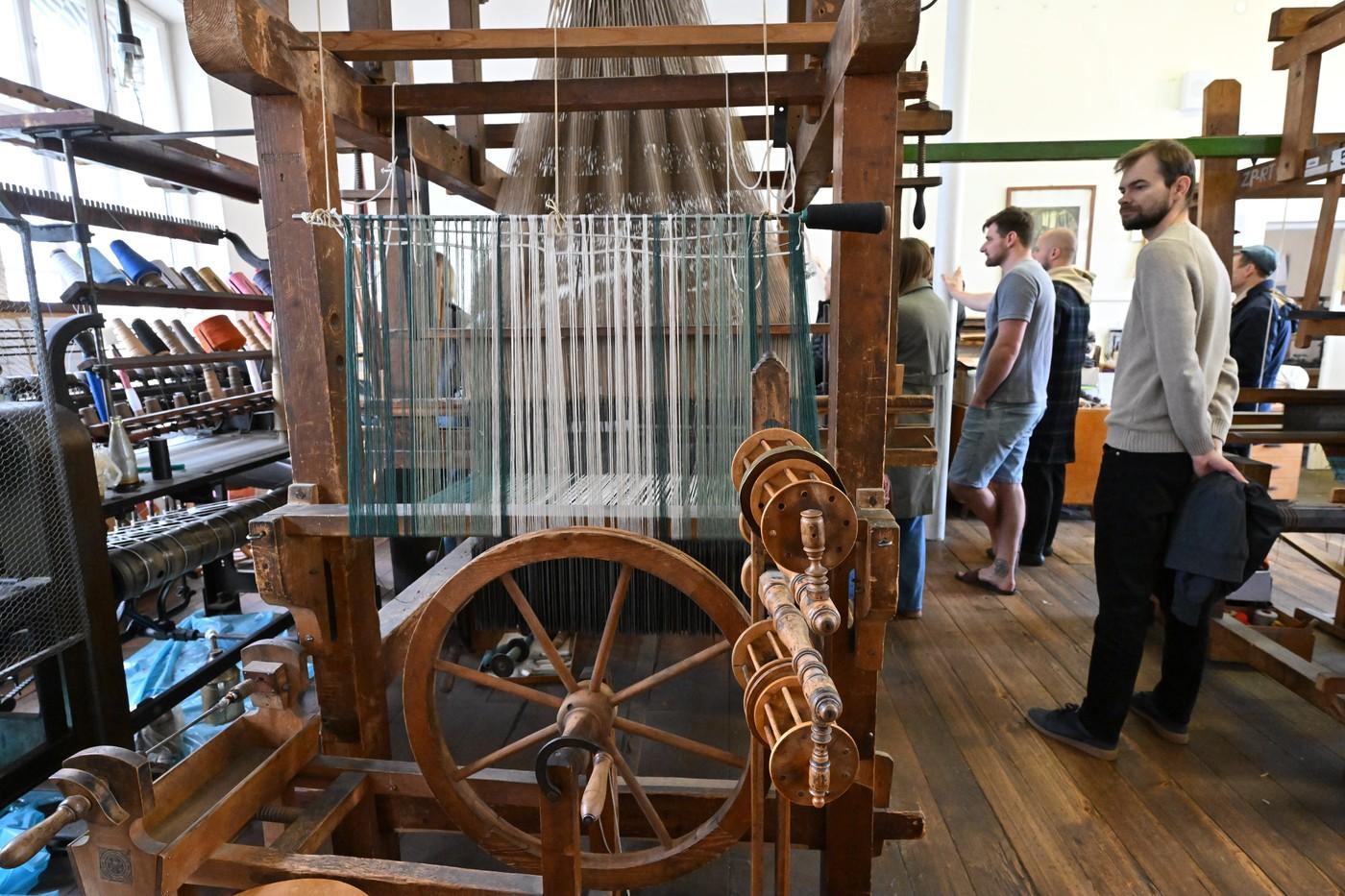 Návštěvníci si prohlížejí prostory tkalcovny Střední školy umění a designu v rámci osmého ročníku festivalu Open House Brno, 17. května 2025, Brno. Festival zpřístupňuje návštěvníkům zajímavé budovy a místa, potrvá do neděle.