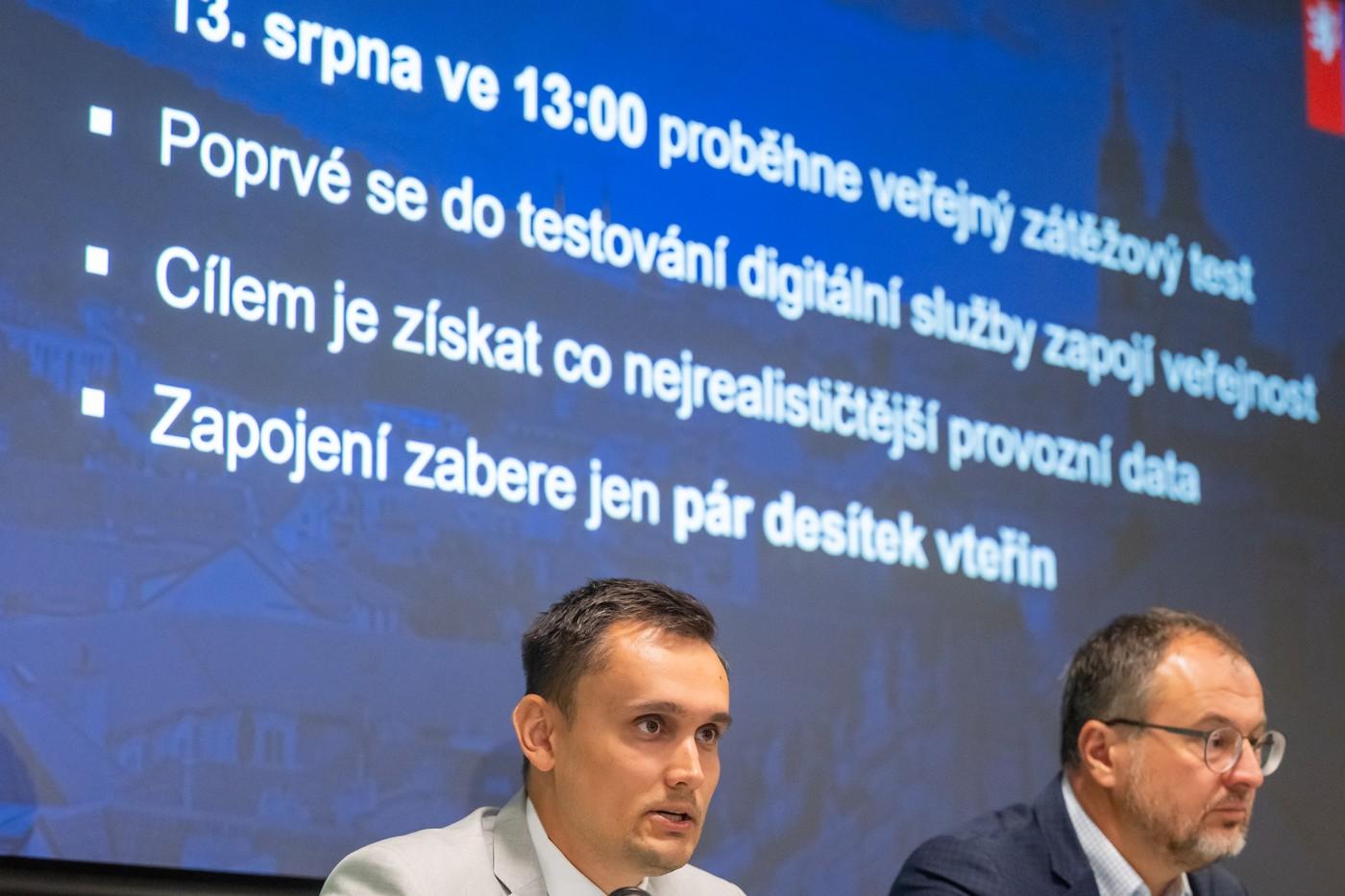 náměstek ministra vnitra Lukáš Klučka (vlevo) a ředitel DIA Bohdan Urban