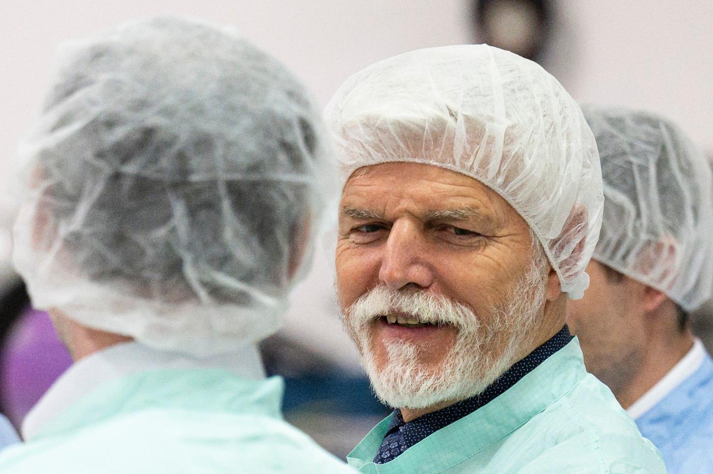 Prezident Petr Pavel naslouchá výkladu na návštěvě Ústavu fyziky plazmatu Akademie věd ČR.