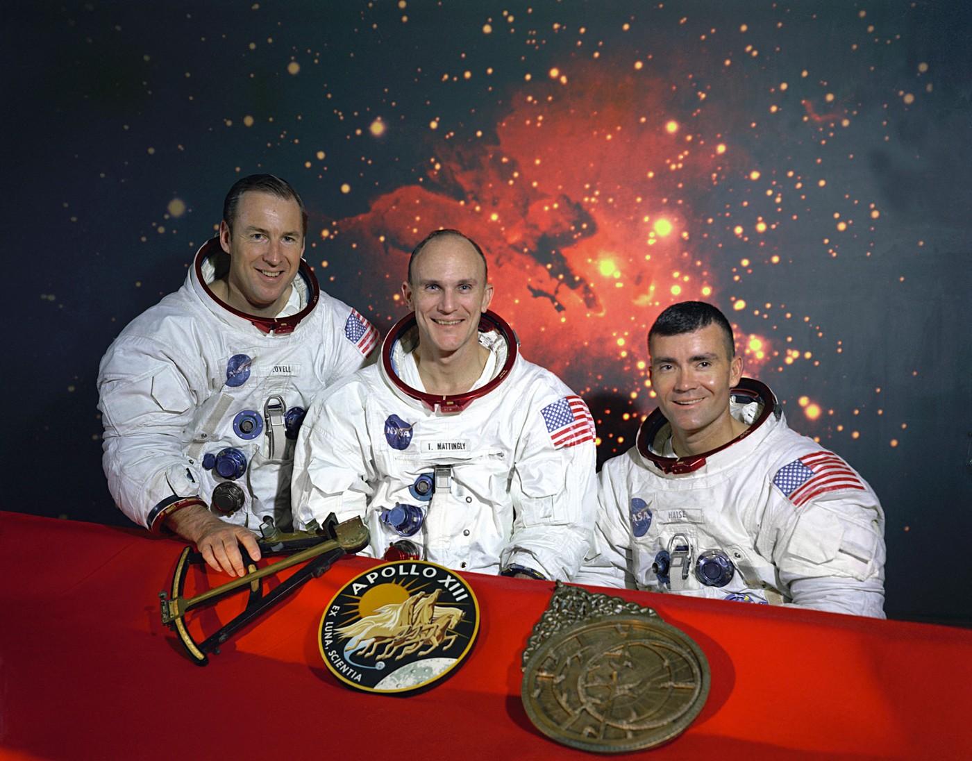Handout – Archivní fotografie původní posádky mise Apollo 13 (bez data). Zleva: velitel James A. Lovell, pilot velitelského modulu Thomas K. Mattingly a pilot lunárního modulu Fred W. Haise. Ken Mattingly, který byl z mise v roce 1970 vyškrtnut kvůli kontaktu se spalničkami, zemřel ve věku 87 let. Později obletěl Měsíc a při Apollu 13 pomáhal z řídicího střediska odvrátit katastrofu. Handout – Archivní fotografie původní posádky mise Apollo 13 (bez data). Zleva: velitel James A. Lovell, pilot velitelského modulu Thomas K. Mattingly a pilot lunárního modulu Fred W. Haise. Ken Mattingly, který byl z mise v roce 1970 vyškrtnut kvůli kontaktu se spalničkami, zemřel ve věku 87 let. Později obletěl Měsíc a při Apollu 13 pomáhal z řídicího střediska odvrátit katastrofu.