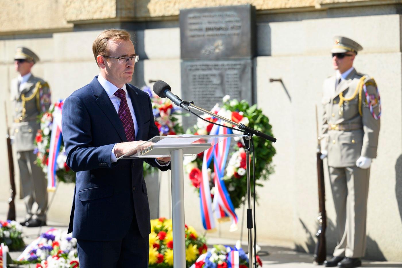 Píkův prasynovec Jan Píka hovoří na pietním aktu k uctění památky generála Heliodora Píky Píkův prasynovec Jan Píka hovoří na pietním aktu k uctění památky generála Heliodora Píky