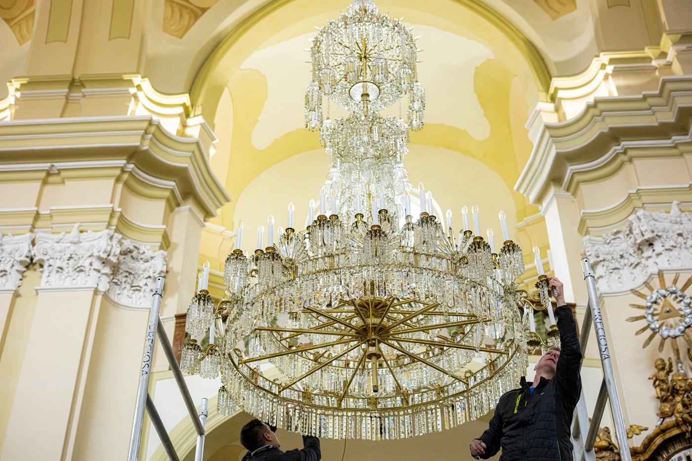 Instalace lustru z mosazi a křišťálu z první poloviny 19. století, který se vrátil po renovaci do poutního chrámu Navštívení Panny Marie. Od ledna ho čistili a opravovali v dílnách sklářské společnosti Preciosa Lighting v Kamenickém Šenově. Původně se měl lustr rozsvítit už o Velikonocích, kvůli skryté závadě na jedné z nosných kovových částí se oprava protáhla.