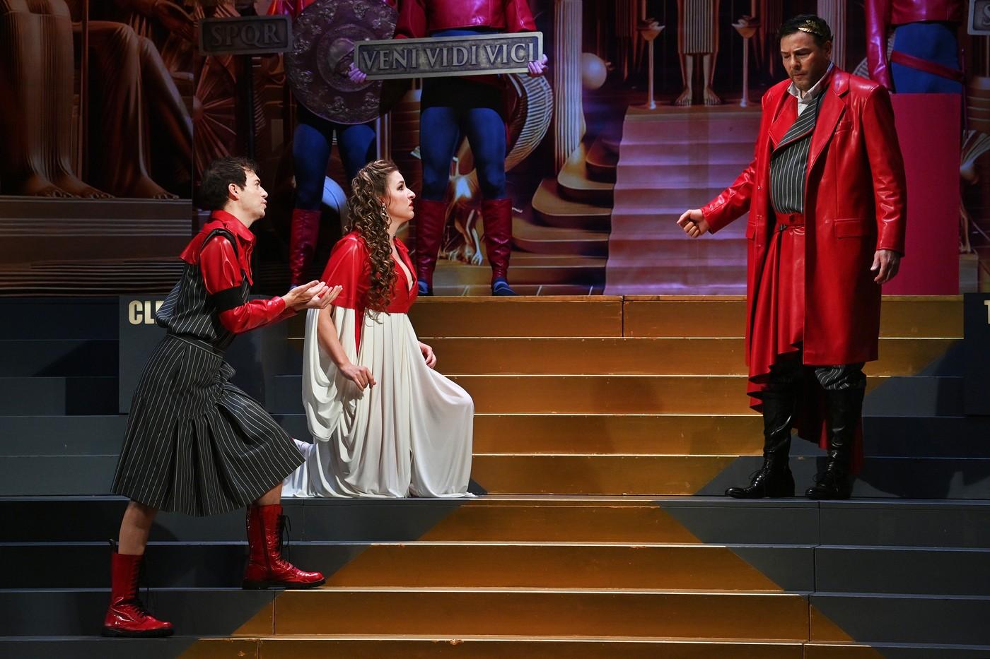 Generální zkouška opery Georga Friedricha Händela Julius Caesar v Egyptě, 16. června 2025, Divadlo Antonína Dvořáka, Ostrava. Režie se ujal Jiří Nekvasil, diriguje Roman Válek a premiéra bude 19. června 2025. Zleva Valer Sabadus jako Sextus Pompeius, Pompeiův syn Sextus, Monika Jägerová jako Kornélie, jeho matka a Andreas Scholl jako Julius Caesar.