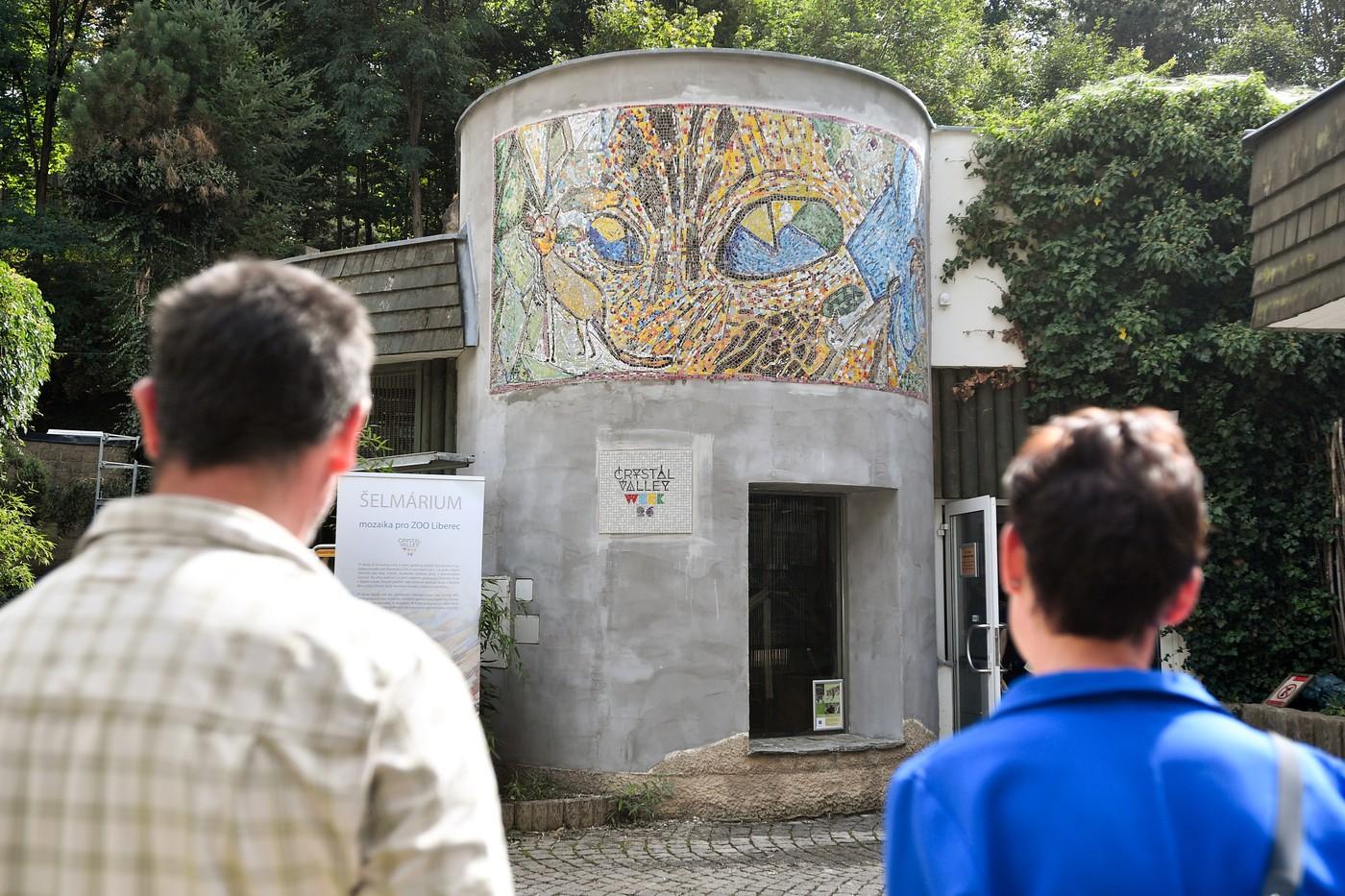  Mozaiková instalace nazvaná Šelmárium na průčelí pavilonu šelem v areálu zoo 28. srpna 2026 v Liberci 