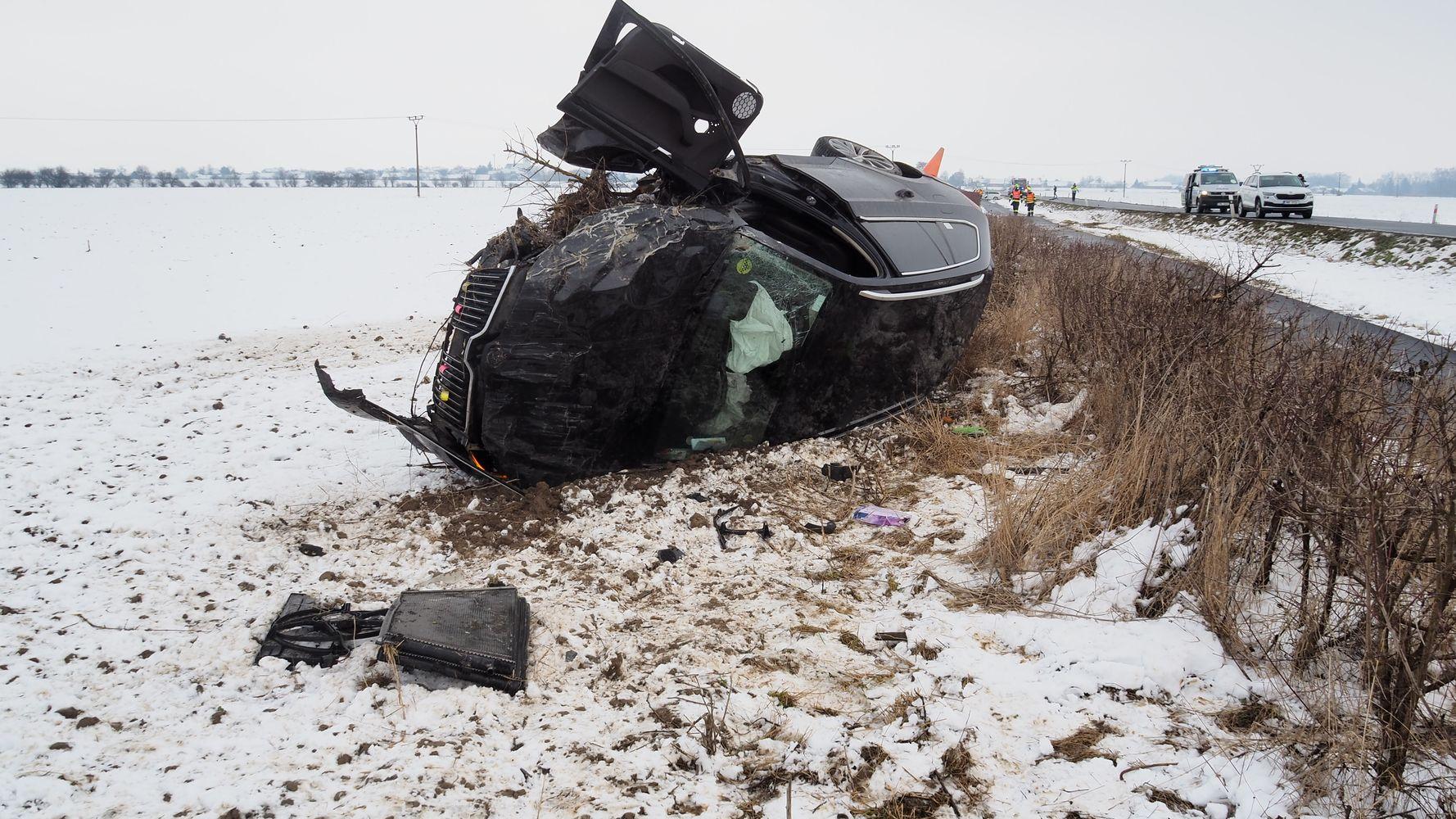 Kriminalisté obvinili z pokusů o vraždu tří lidí osmatřicetiletého muže, který podle nich v úterý 17. února 2026 bodl v Šumperku taxikářku kuchyňským nožem do krku a ujel s jejím autem. Při následném policejním pronásledování úmyslně narazil do protijedoucího auta. Zranil přitom další dva lidi. Na snímku je zdemolovaný ukradený vůz taxislužby.