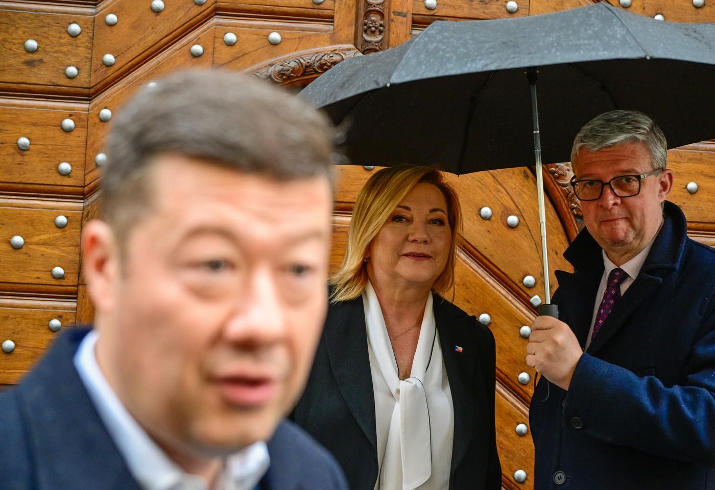 Zleva předseda hnutí SPD Tomio Okamura a místopředsedové ANO Alena Schillerová a Karel Havlíček při příchodu na programová jednání ANO, SPD a Motoristů nad kapitolami spravedlnost, životní prostředí a místní rozvoj.