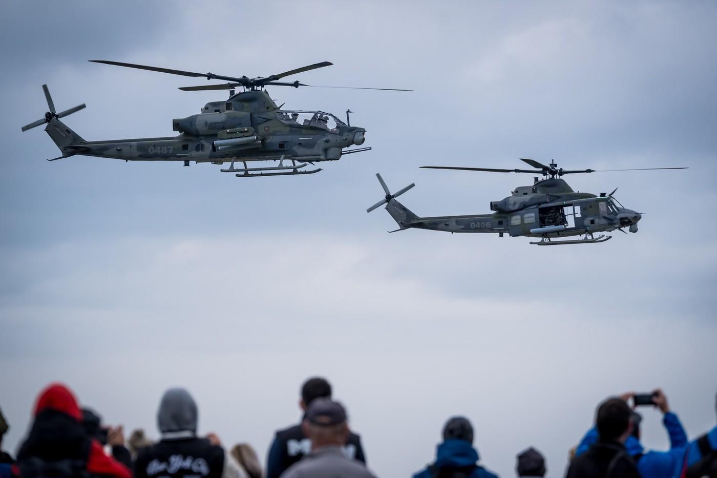 Zleva vrtulníky AH-1Z Viper a UH-1Y Venom při dni otevřených dveří na 22. základně vrtulníkového letectva Náměšť nad Oslavou.