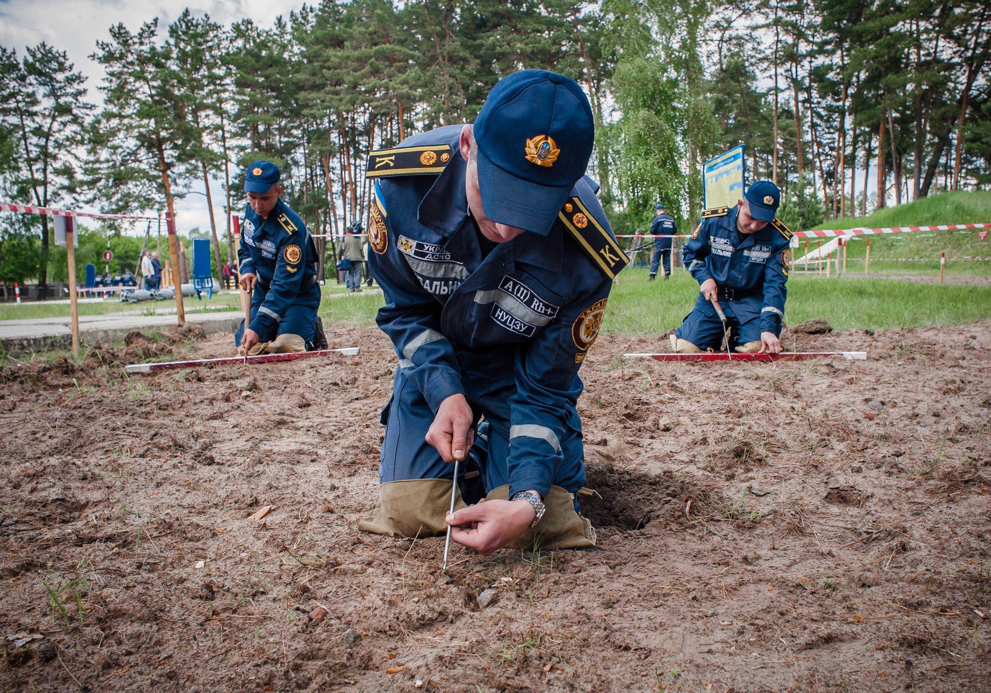 Ukrajinští ženisté cvičí odhalování a zneškodňování min. Země je bude potřebovat ještě dlouho po válce, ilustrační foto