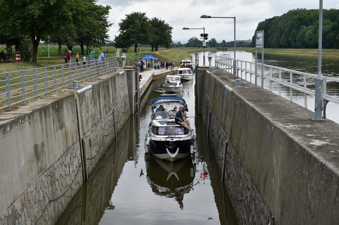 Plavební komora s čekajícími loděmi na Baťově kanálu