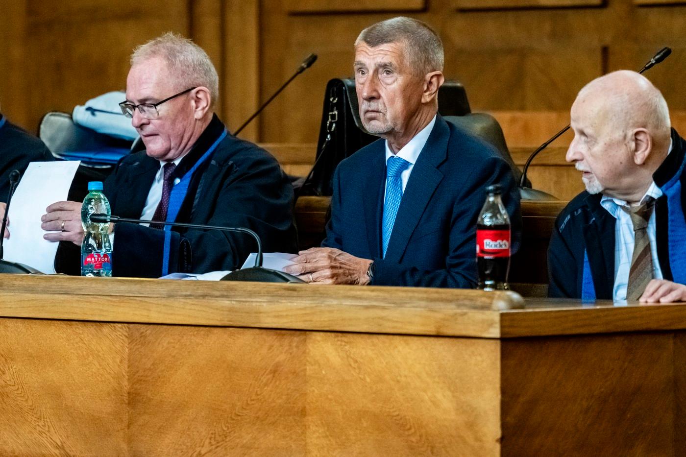Vrchní soud projednával odvolání v kauze Čapí hnízdo, ve které čelí obžalobě předseda hnutí ANO a bývalý premiér Andrej Babiš (uprostřed) a jeho někdejší poradkyně, současná europoslankyně za ANO Jana Nagyová