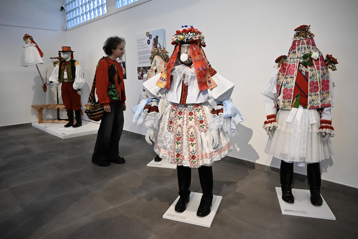 Výstava s názvem Klenoty lidové kultury Zlínského kraje, 20. března 2025, Uherské Hradiště. Kroje králů z Vlčnova a Kunovic (pravo).