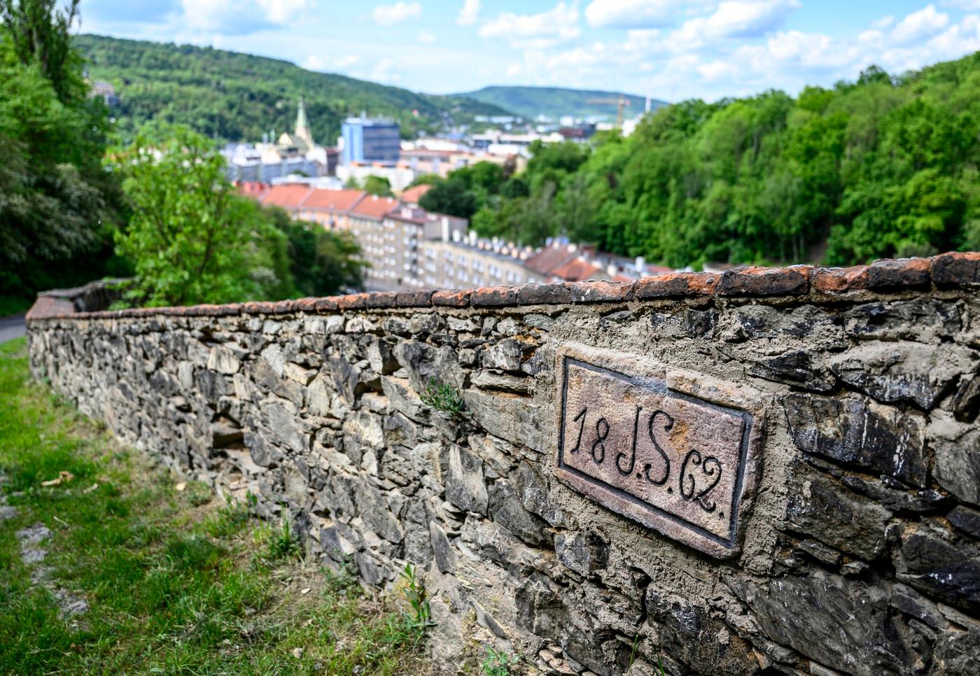 Kopie kamene, kterou do zdi u poutní cesty na Mariánskou skálu nainstalovalo Oblastní muzeum v Ústí nad Labem