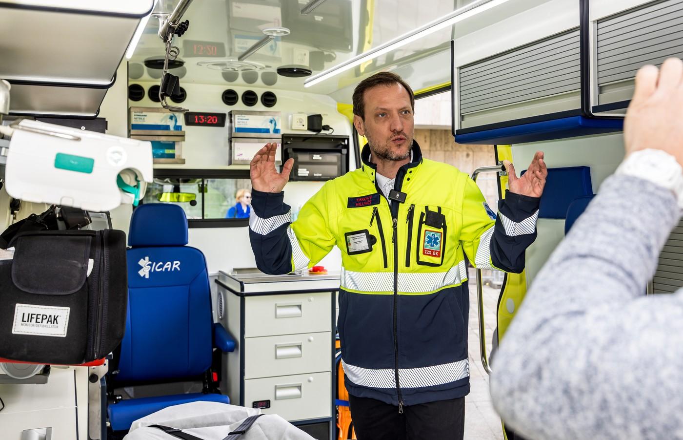 Zdravotnická záchranná služba (ZZS) Ústeckého kraje převzala před krajským úřadem deset sanitek s vybavením. Mluvčí ZZS Ústeckého kraje Prokop Voleník ukazuje vnitřní vybavení jednoho z vozidel.