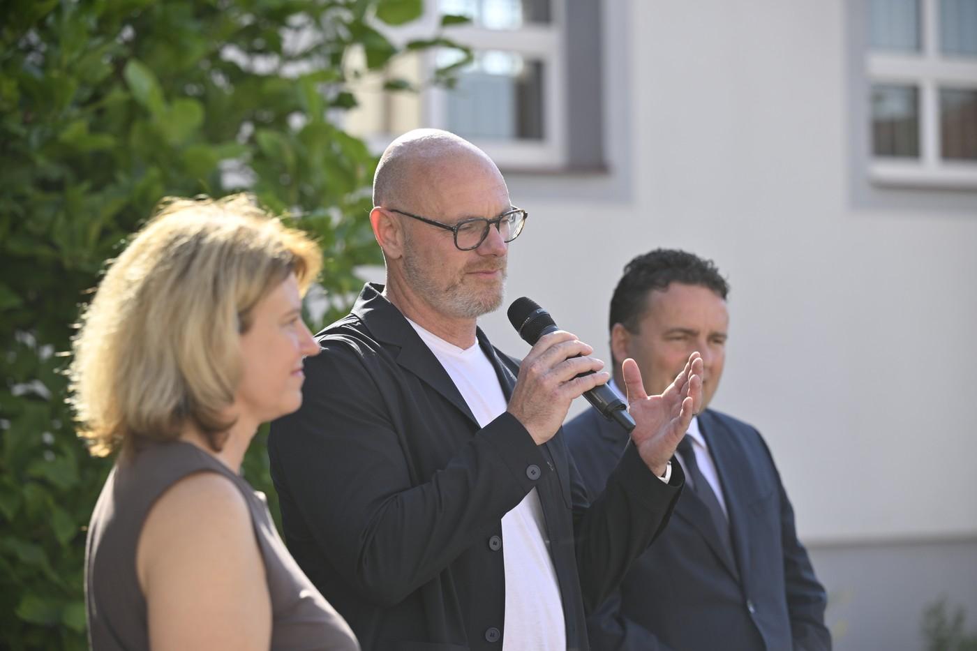 Ministr školství Robert Plaga (za ANO) rozdává vysvědčení žákyním a žákům Základní školy Velký Ořechov 