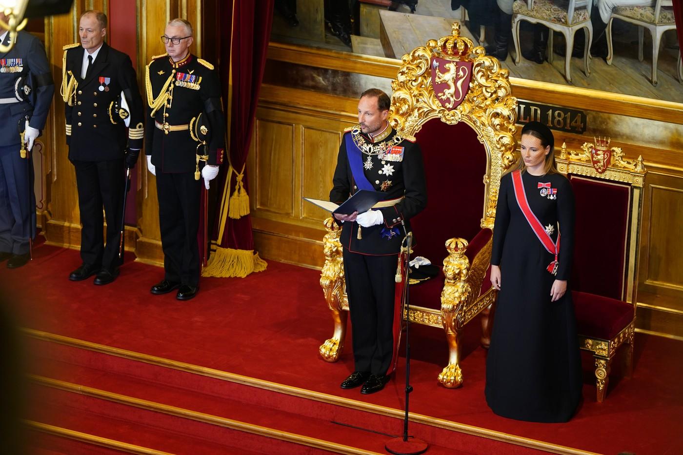 Král Haakon VIII. (vlevo) skládá přísahu v souladu s ústavou ve Stortingu, norském parlamentu, za přítomnosti korunní princezny Ingrid Alexandry (vpravo) v Oslu Král Haakon VIII. (vlevo) skládá přísahu v souladu s ústavou ve Stortingu, norském parlamentu, za přítomnosti korunní princezny Ingrid Alexandry (vpravo) v Oslu