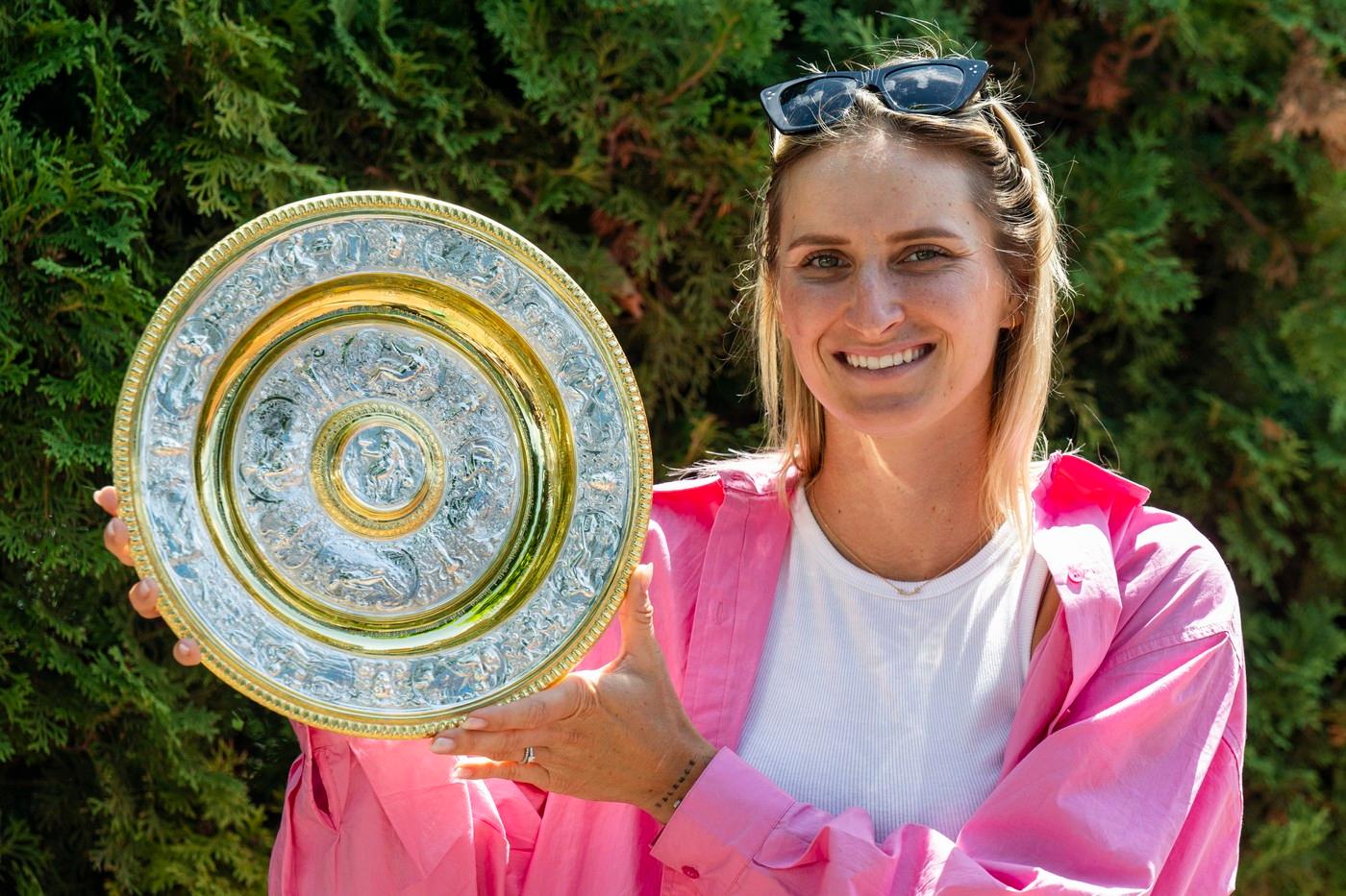 Tenistka a wimbledonská vítězka z roku 2023 Markéta Vondroušová (na snímku z 18. července 2023) dostala kvůli loňskému neodevzdanému vzorku čtyřletý zákaz činnosti. Uvedla to ITIA. Tenistka a wimbledonská vítězka z roku 2023 Markéta Vondroušová (na snímku z 18. července 2023) dostala kvůli loňskému neodevzdanému vzorku čtyřletý zákaz činnosti. Uvedla to ITIA.