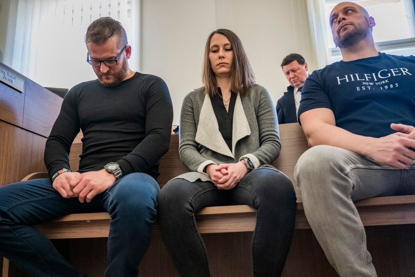 Zleva bývalý policista Tomáš Strnad, policistka Martina Kolaříková a bývalý policista Tomáš Soukup u Obvodního soudu pro Prahu 5