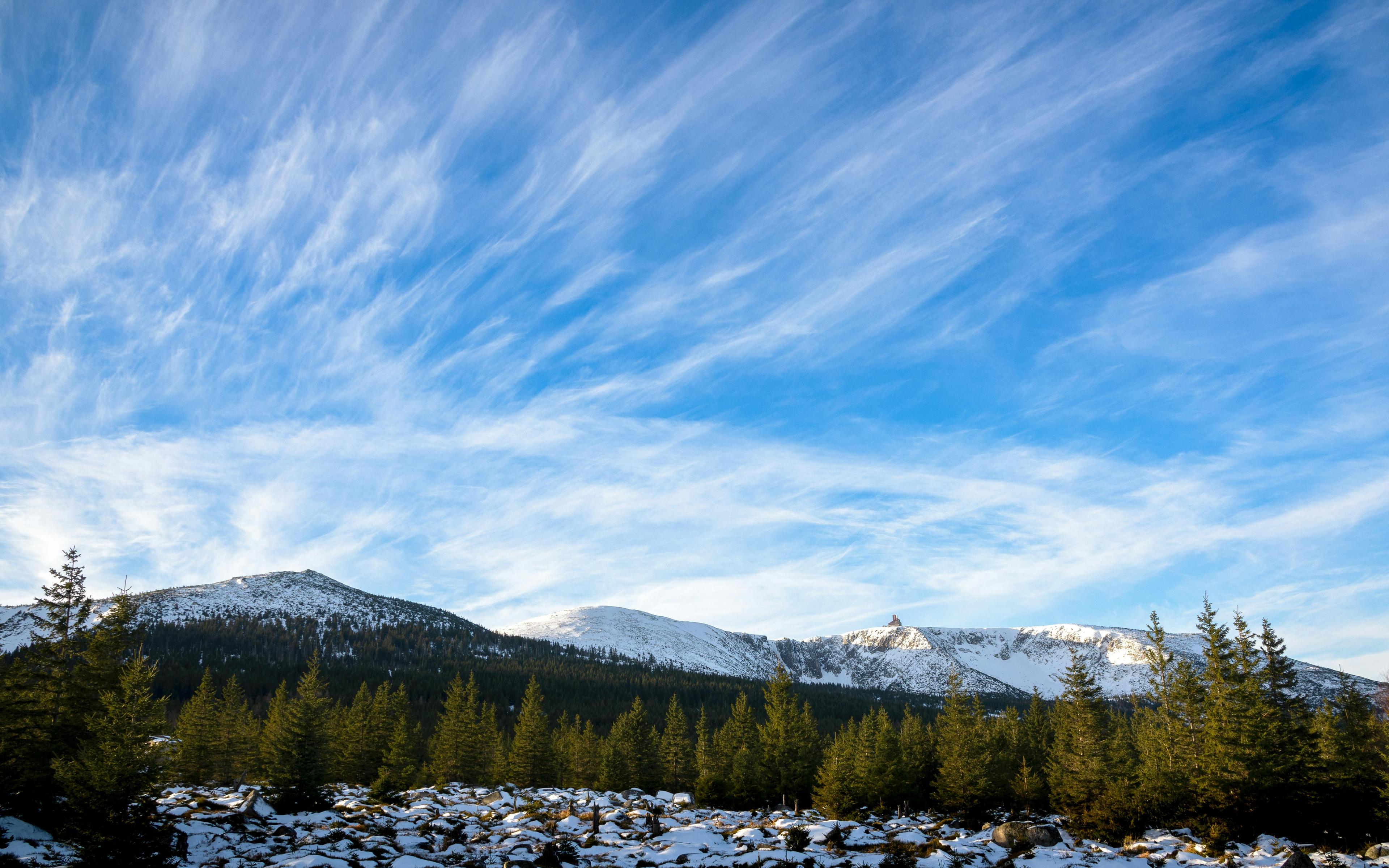 Výhled na zimní Sněžku - ilustrační foto