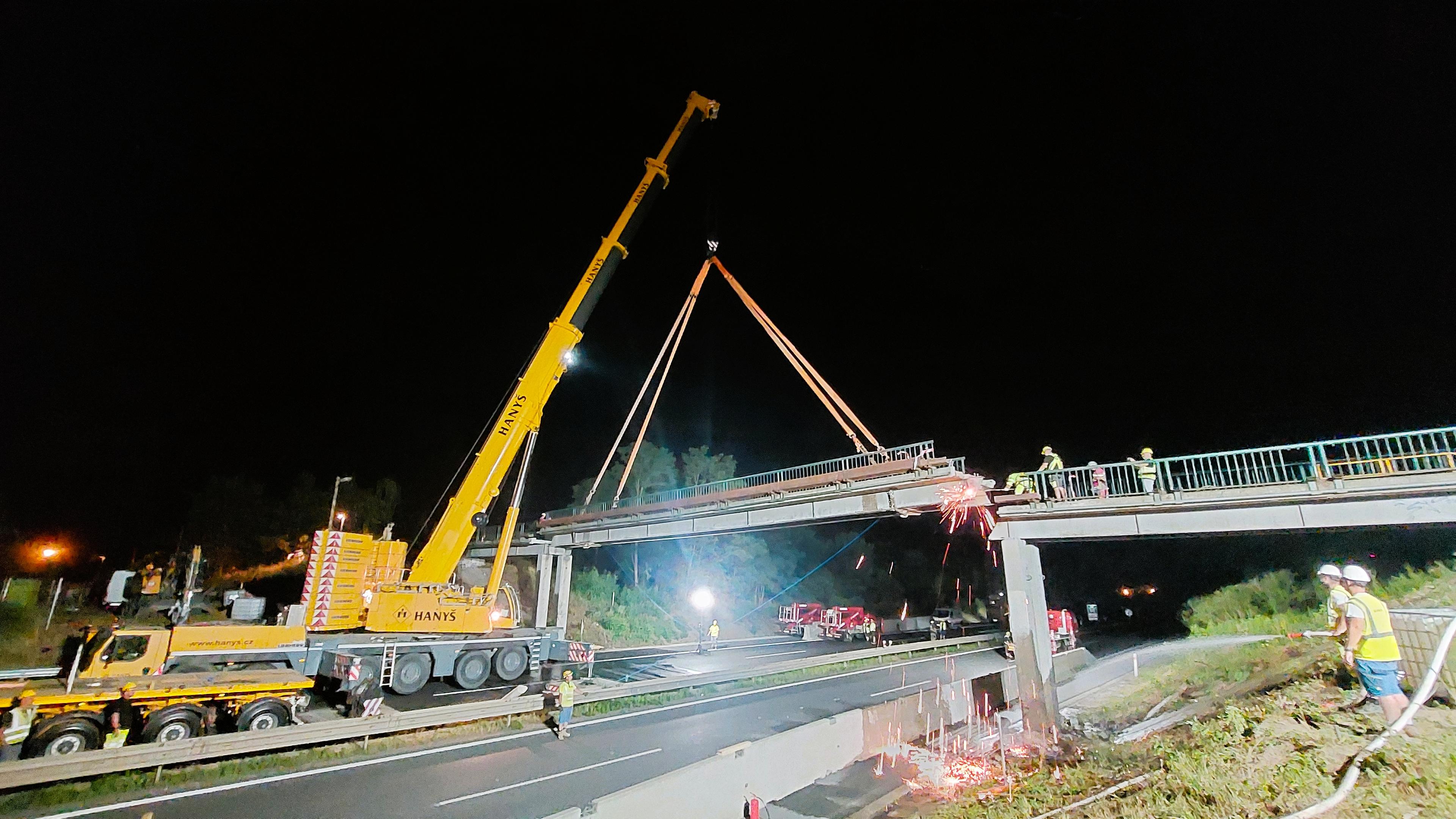 Brandýs nad Labem - Sledujeme otevření dálnice D10 mezi exity 10 a 14 uzavřené kvůli nočnímu bourání lávky.