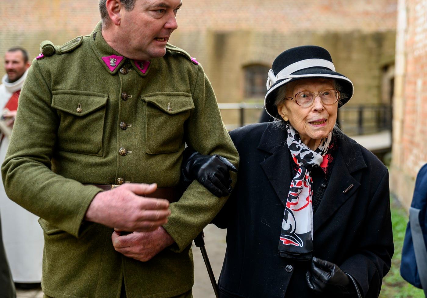 Odhalení pamětní desky vojenskému odboji v bývalé policejní věznici v Malé pevnosti Terezín, kde byl vězněn náčelník hlavního štábu československé armády generál Ludvík Krejčí, 19. listopadu 2025, Litoměřicko. Vpravo je Marie Žižková, dcera generála Krejčího. Odhalení pamětní desky vojenskému odboji v bývalé policejní věznici v Malé pevnosti Terezín, kde byl vězněn náčelník hlavního štábu československé armády generál Ludvík Krejčí, 19. listopadu 2025, Litoměřicko. Vpravo je Marie Žižková, dcera generála Krejčího.