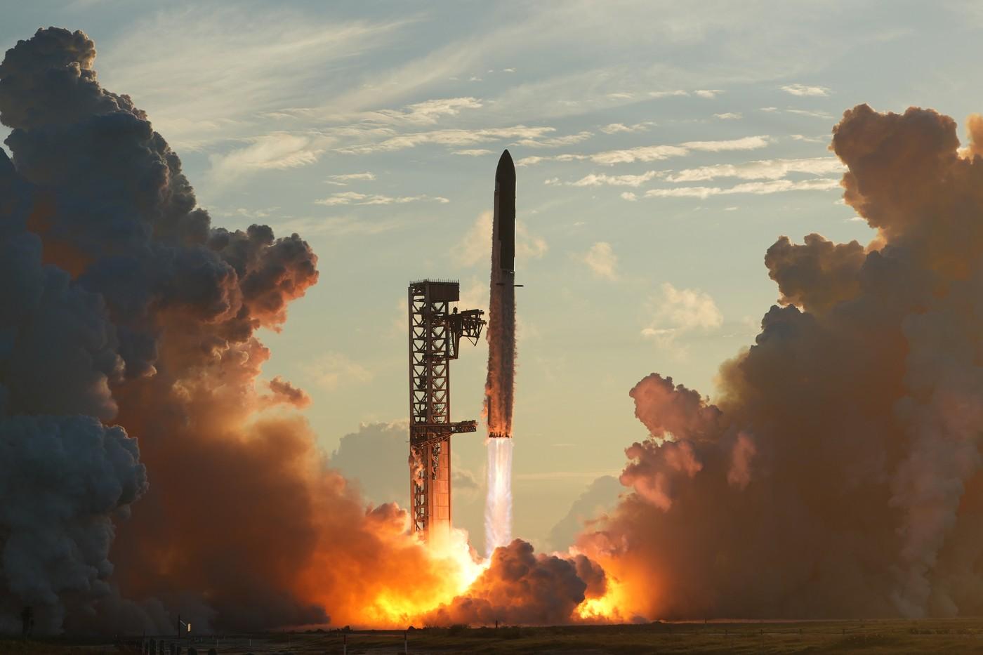Megaraketa Starship společnosti SpaceX absolvuje zkušební let ze základny Starbase