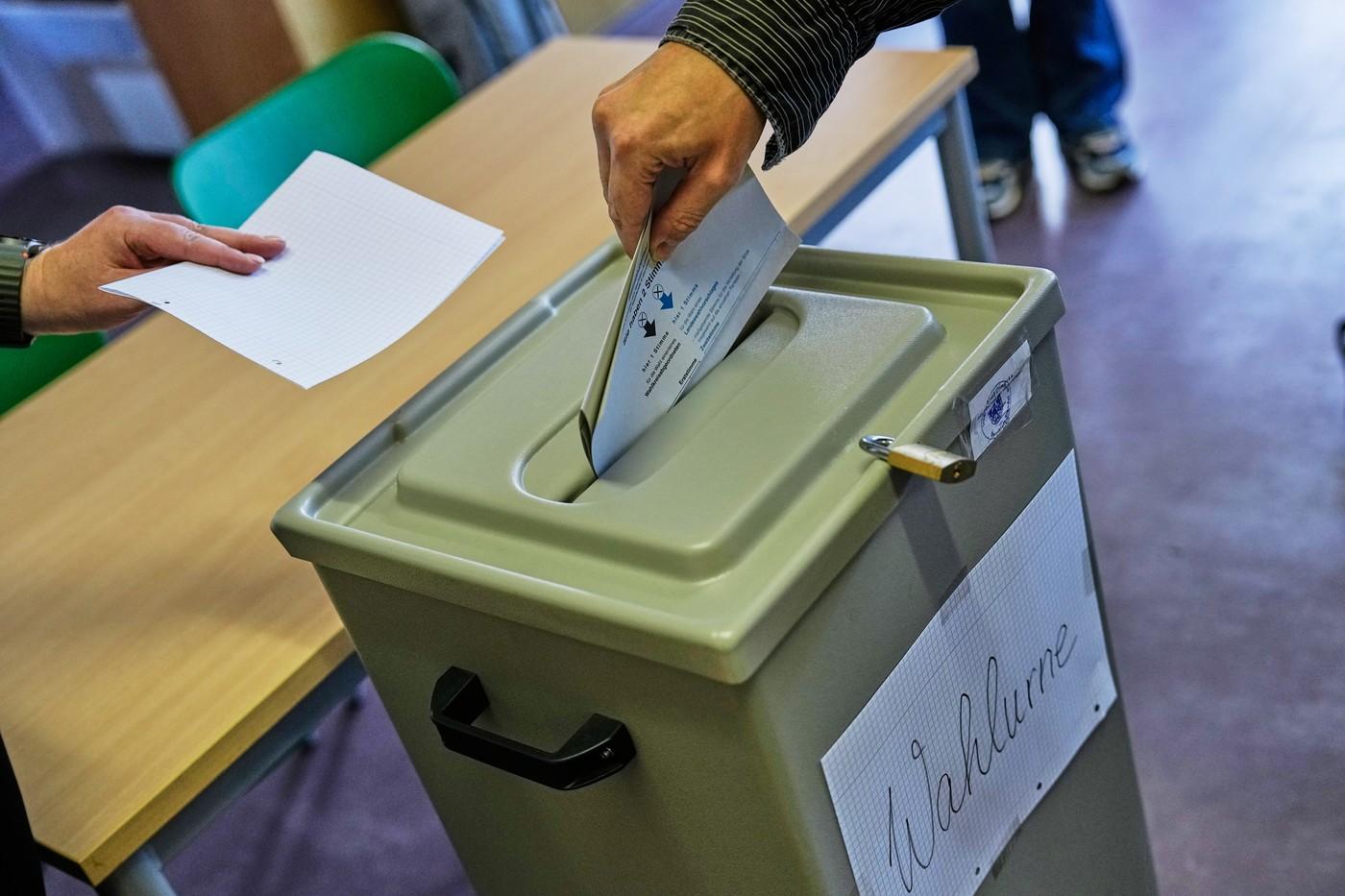 Muž hlasuje ve volební místnosti během zemských voleb v Sasku-Anhaltu v Tangermünde Muž hlasuje ve volební místnosti během zemských voleb v Sasku-Anhaltu v Tangermünde