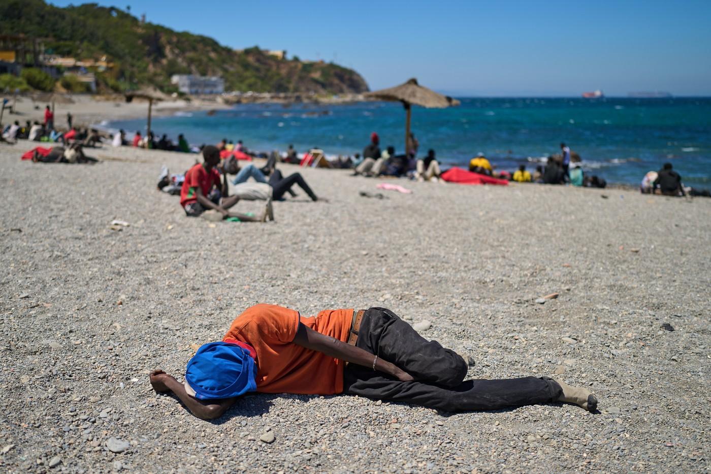 Migrant, který přicestoval do Španělska z Maroka, spí na pláži ve španělské enklávě Ceuta Migrant, který přicestoval do Španělska z Maroka, spí na pláži ve španělské enklávě Ceuta