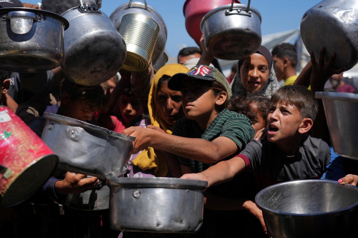 Lidé v Gaze čekají na humanitární pomoc Lidé v Gaze čekají na humanitární pomoc