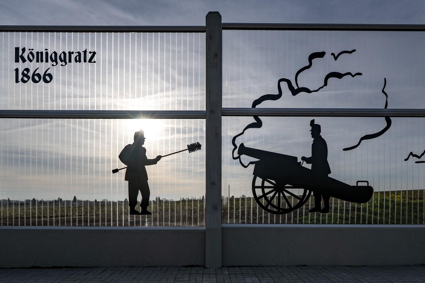 Protihlukové stěny s motivy bitvy u Hradce Králové roku 1866 podél budované dálnice D35