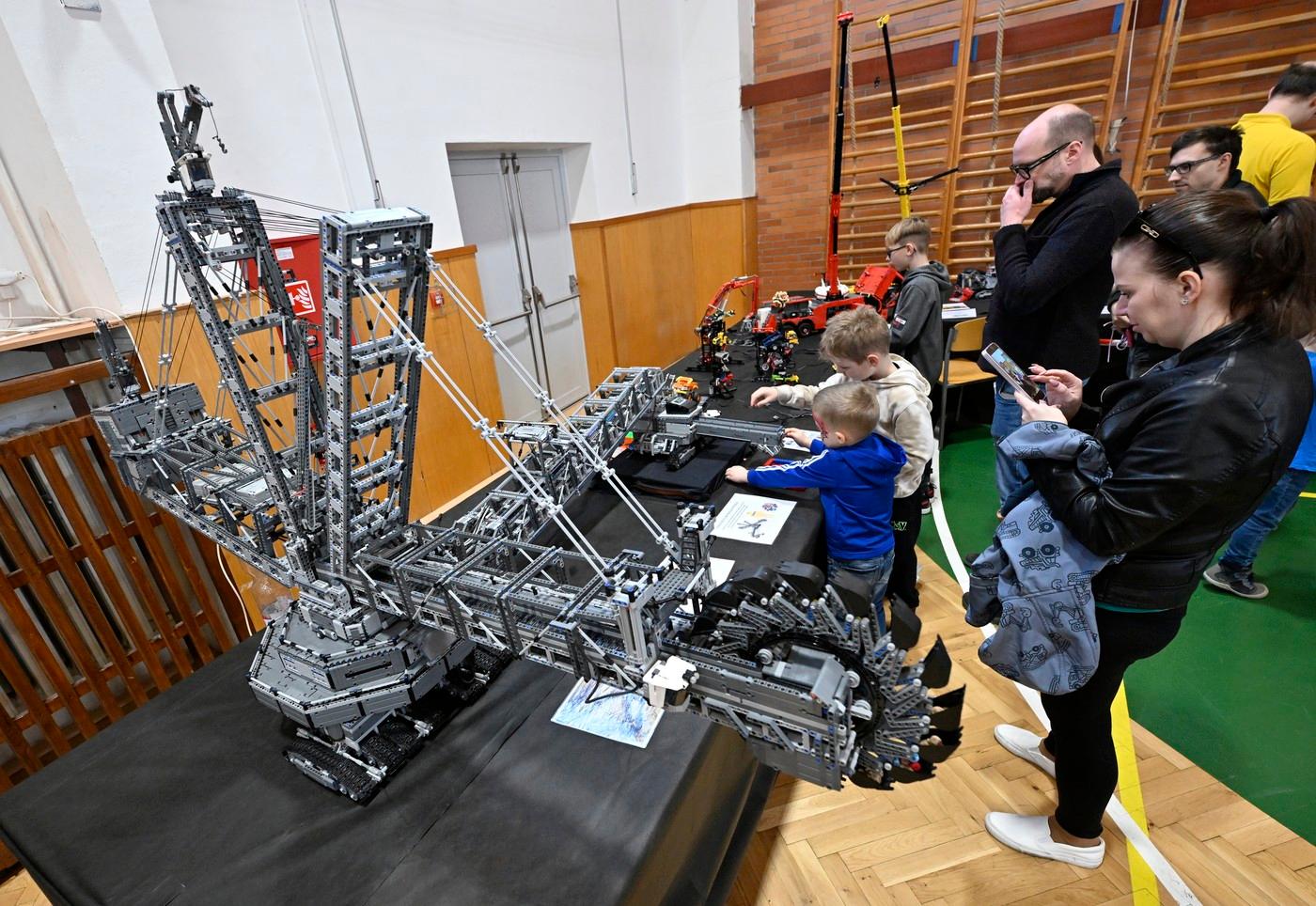 Motorizovaný model korečkového rypadla z tisíců dílků stavebnice Lego, který dokáže pomocí pohyblivých lopatek nabírat a po pásu přepravovat kostičky podobně jako skutečný těžební stroj.