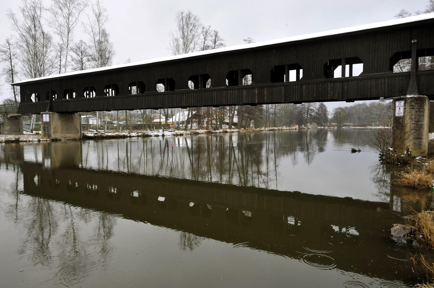 Krytá dřevěná lávka v Kynšperku nad Ohří. Dřevěná část je dlouhá 63 metrů a je druhou nejdelší v Česku. Současná podoba pochází z roku 1950 Krytá dřevěná lávka v Kynšperku nad Ohří. Dřevěná část je dlouhá 63 metrů a je druhou nejdelší v Česku. Současná podoba pochází z roku 1950