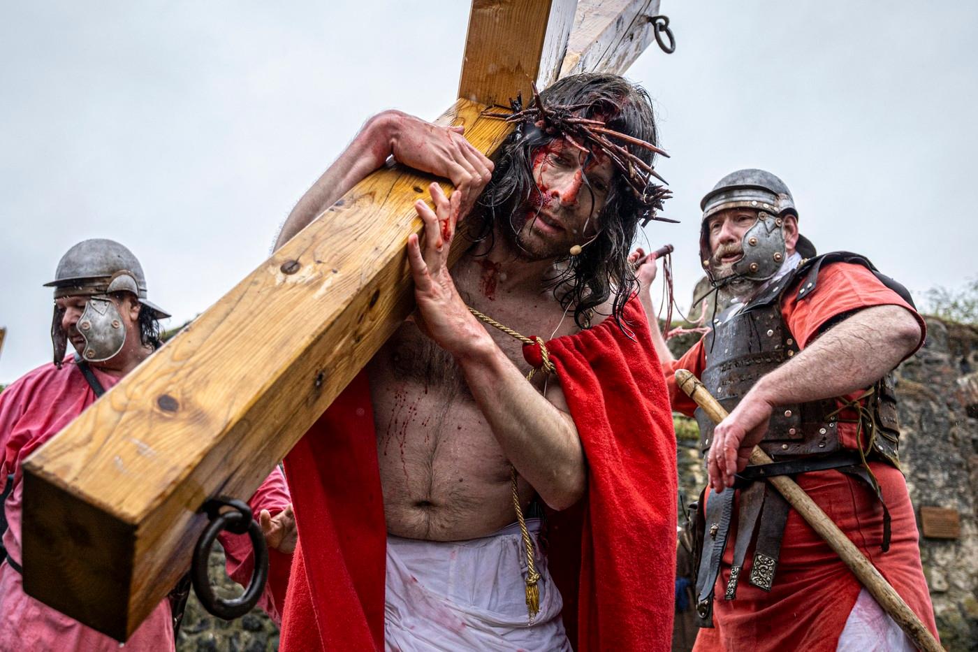 Pašijové hry, kterými si lidé o Velikonocích připomínají poslední dny Ježíše Krista v kulisách zříceniny vodního hradu Lipý. Pašijové hry, kterými si lidé o Velikonocích připomínají poslední dny Ježíše Krista v kulisách zříceniny vodního hradu Lipý.