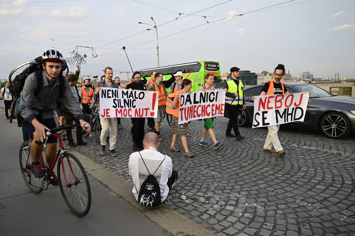 Pochod za humanizaci magistrály a plnění klimatického závazku, který uspořádala organizace Poslední generace, 3. října 2023, Praha. Pochod za humanizaci magistrály a plnění klimatického závazku, který uspořádala organizace Poslední generace, 3. října 2023, Praha.