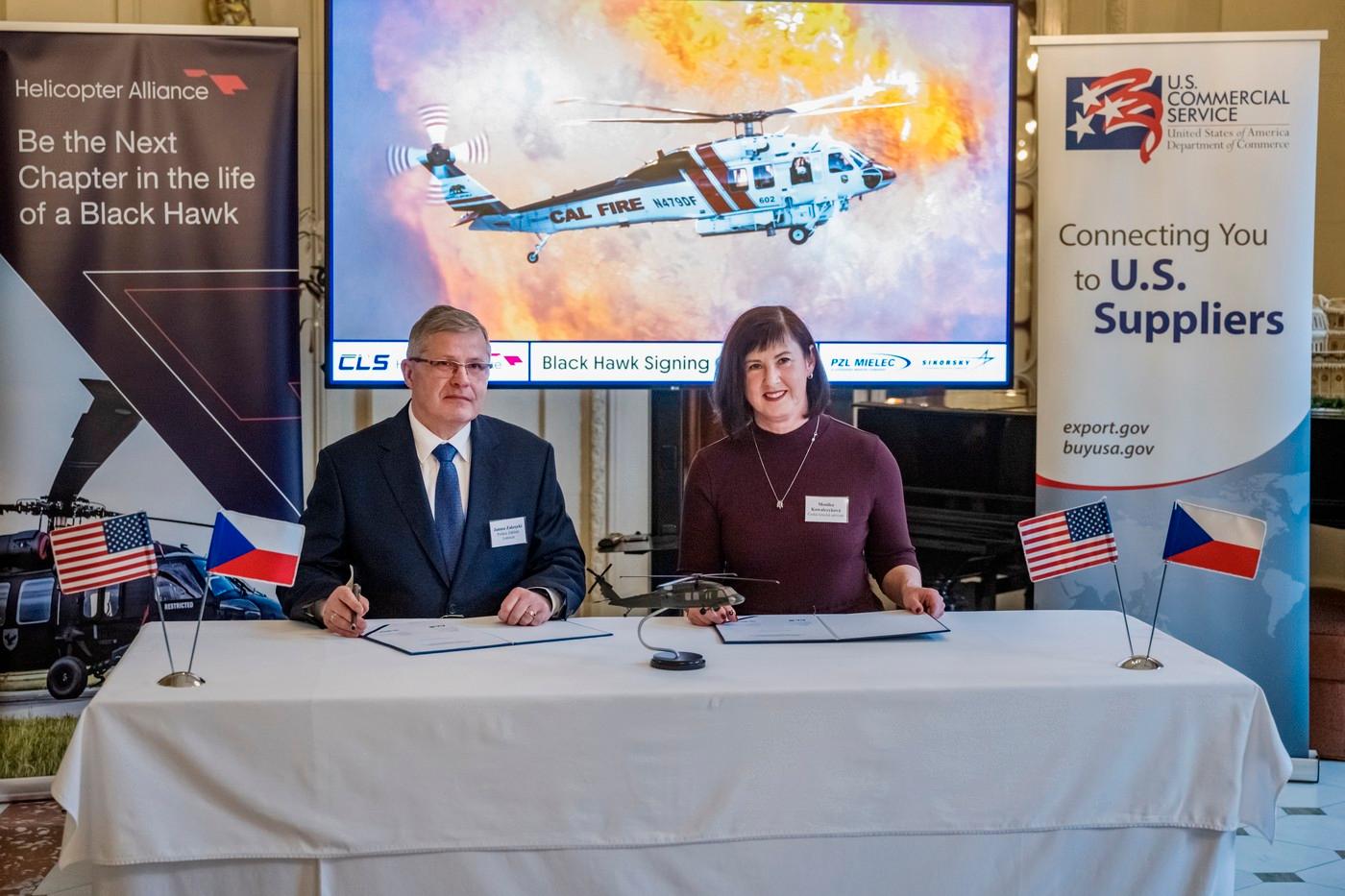 Slavnostní podpis objednávky na výrobu prvních dvou vrtulníků S-70M Firehawk rodiny Black Hawk zástupci společností Česká letecká servisní a Sikorsky Aircraft Corporation, 8. prosince 2025, Rezidence velvyslance USA, Praha. Na snímku zleva generální ředitel společnosti PZL Mielec Janusz Zakrecki a generální ředitelka společnosti Česká letecká servisní a.s. Monika Kowalczyková pózují po podpisu smlouvy. Slavnostní podpis objednávky na výrobu prvních dvou vrtulníků S-70M Firehawk rodiny Black Hawk zástupci společností Česká letecká servisní a Sikorsky Aircraft Corporation, 8. prosince 2025, Rezidence velvyslance USA, Praha. Na snímku zleva generální ředitel společnosti PZL Mielec Janusz Zakrecki a generální ředitelka společnosti Česká letecká servisní a.s. Monika Kowalczyková pózují po podpisu smlouvy.