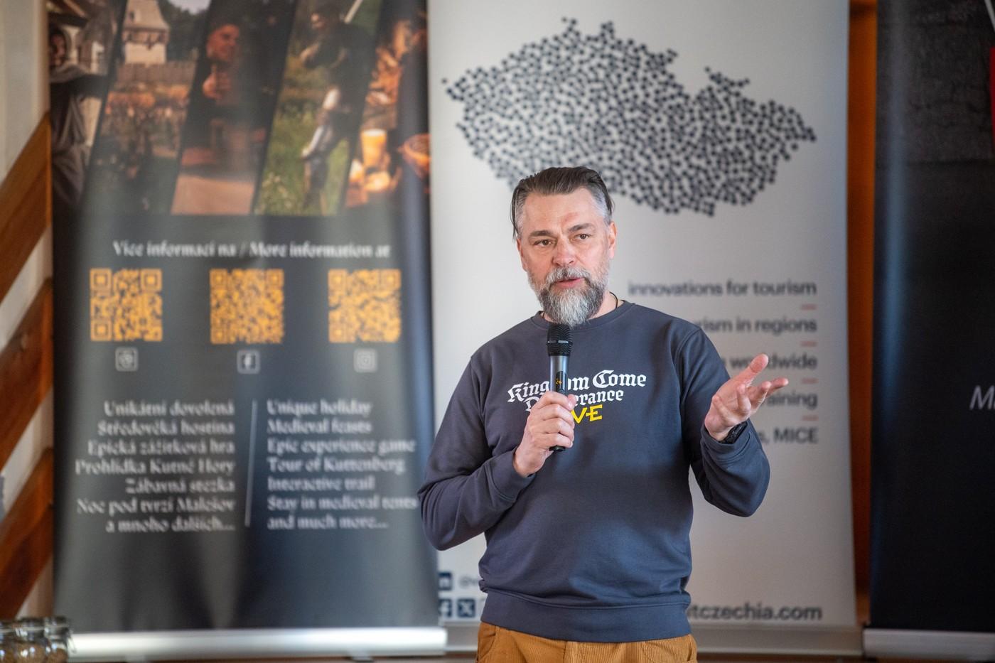 Majitel tvrze Malešov Ondřej Slačálek na tiskové konferenci ke spuštění turistického portálu www.kcdlive.eu, 7. března 2025, Malešov (Kutnohorsko). Nový portál chce návštěvníkům přiblížit místa spojená s populární počítačovou hrou Kingdom Come: Deliverance od českého studia Warhorse a nabízí jim zážitky v podobě interaktivních stezek, kostýmovaných prohlídek, gastronomických specialit či únikových her.