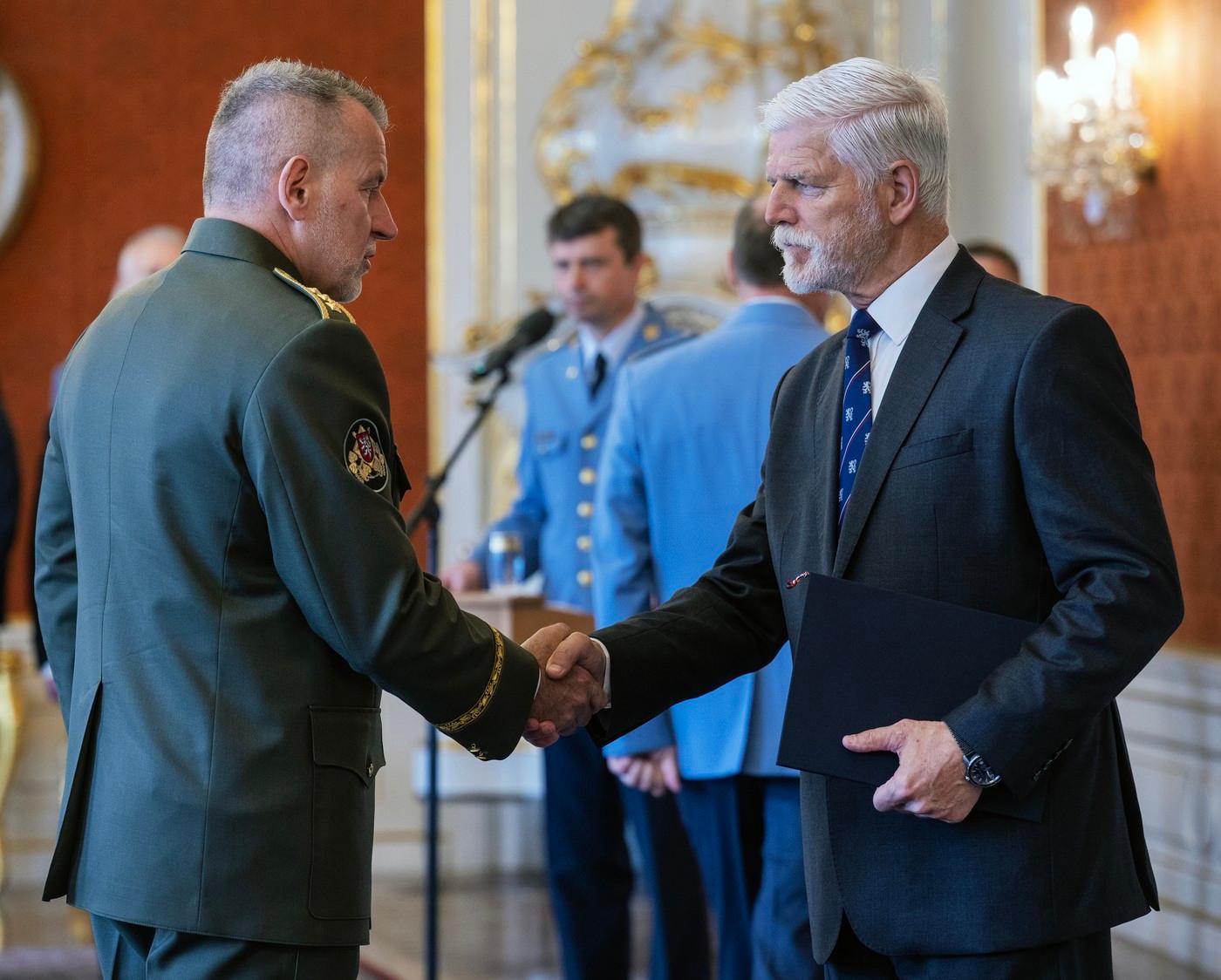 Prezident Petr Pavel jmenuje nového náčelníka generálního štábu Miroslava Hlaváče (vlevo).