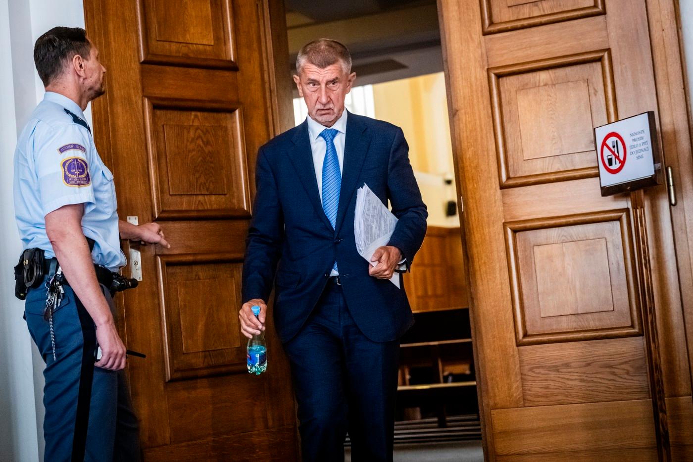 Andrej Babiš se znovu vysmál výzvám politiků, aby kvůli svému stíhání odstoupil. Rozsudek je podle něj politický a soudkyně podjatá. Už je ale jisté, že ho odsoudí a padne trest.