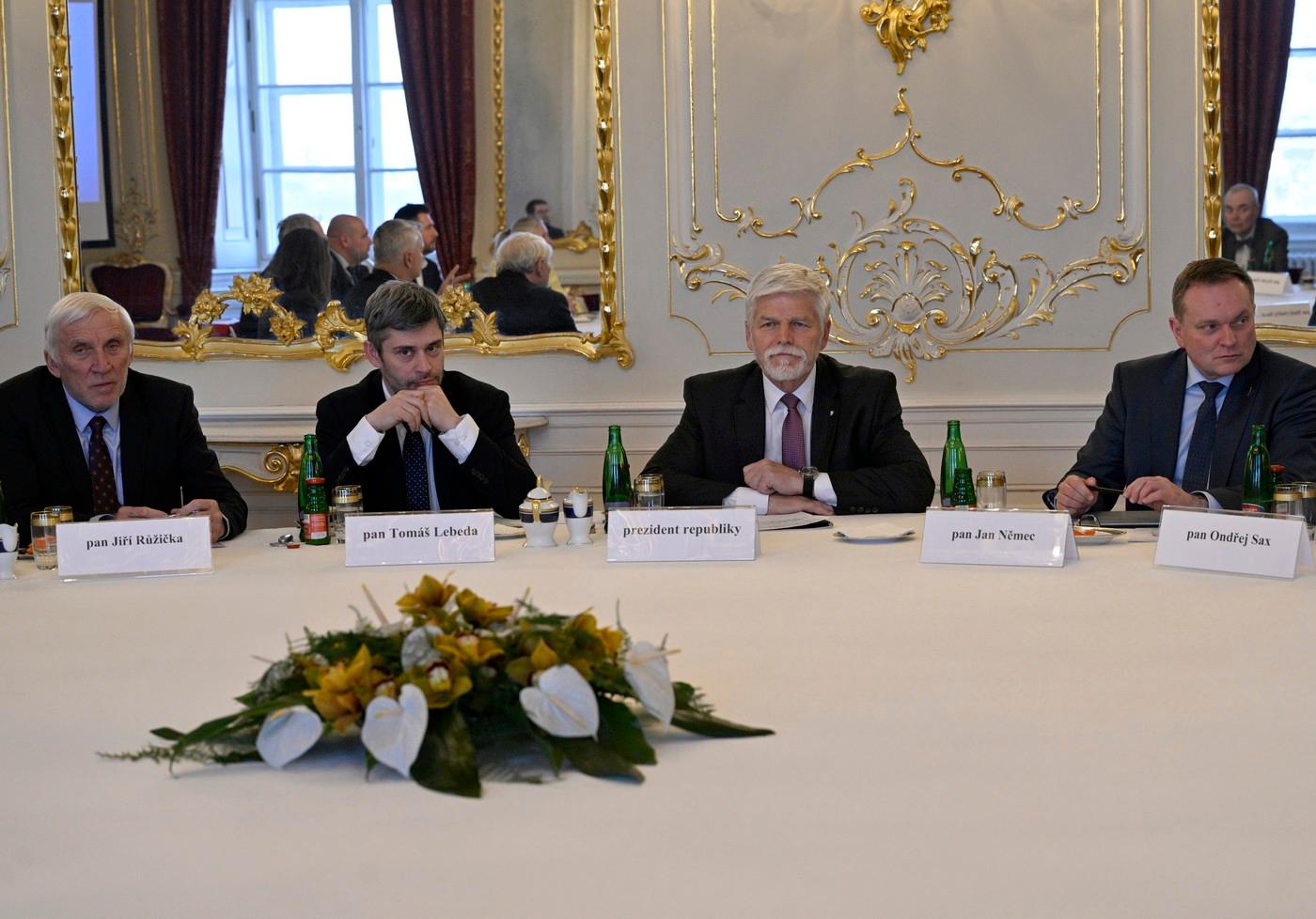 Prezident České republiky Petr Pavel uspořádal kulatý stůl na téma Nerovnosti ve vzdělávání, 6. března 2025, Praha. Zleva senátor Jiří Růžička, politolog a ředitel odboru vnitřní politiky Kanceláře prezidenta republiky Tomáš Lebeda, prezident Petr Pavel a vedoucí Oddělení ústavně politických institucí a zástupce ředitele Odboru vnitřní politiky Kanceláře prezidenta republiky Jan Němec.