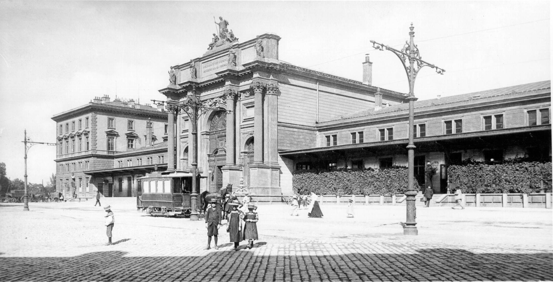 Těšnovské nádraží, cca 1900 – foto anonym (Public Domain), retuš XY (2018), Wikimedia Commons, licence CC BY-SA 4.0.