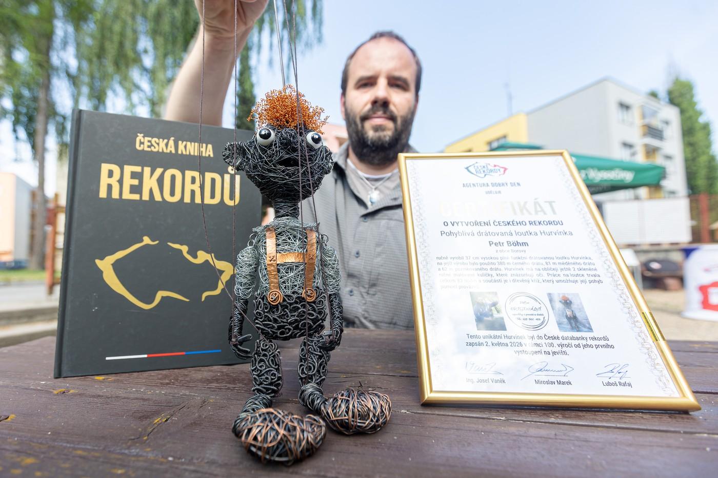 Muzeum rekordů v Pelhřimově představilo nový drátenický unikát, plně pohyblivou loutku Hurvínka. Muzeum rekordů v Pelhřimově představilo nový drátenický unikát, plně pohyblivou loutku Hurvínka.