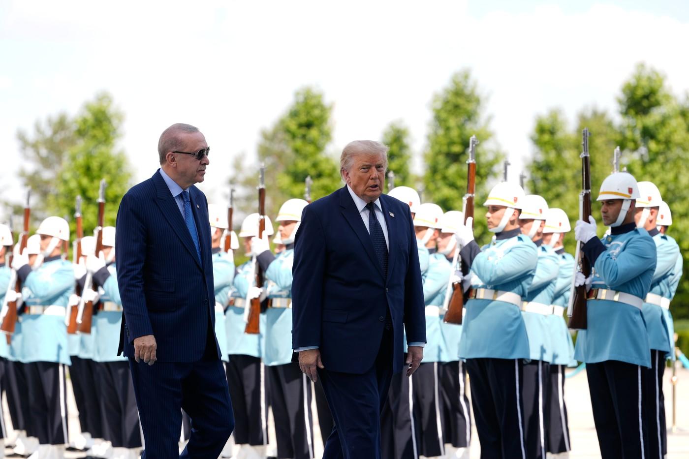 Prezident Donald Trump kráčí po boku tureckého prezidenta Recepa Tayyipa Erdogana při slavnostním příjezdu do prezidentského paláce Bestepe v rámci summitu NATO v Ankaře