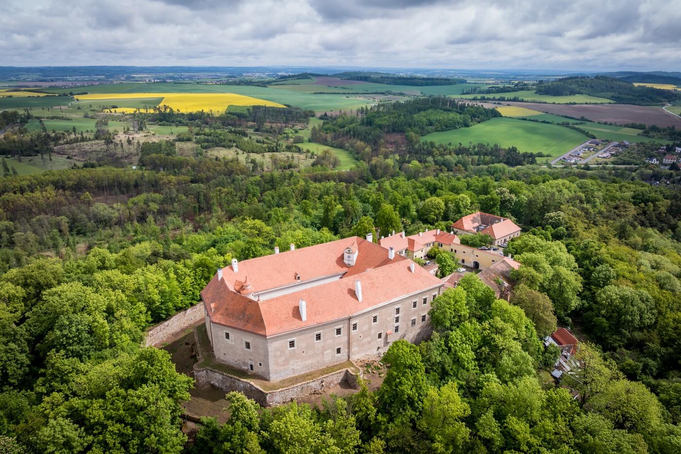 Areál hradu Sádek, který v současné chvíli prochází rozsáhlou rekonstrukcí Areál hradu Sádek, který v současné chvíli prochází rozsáhlou rekonstrukcí