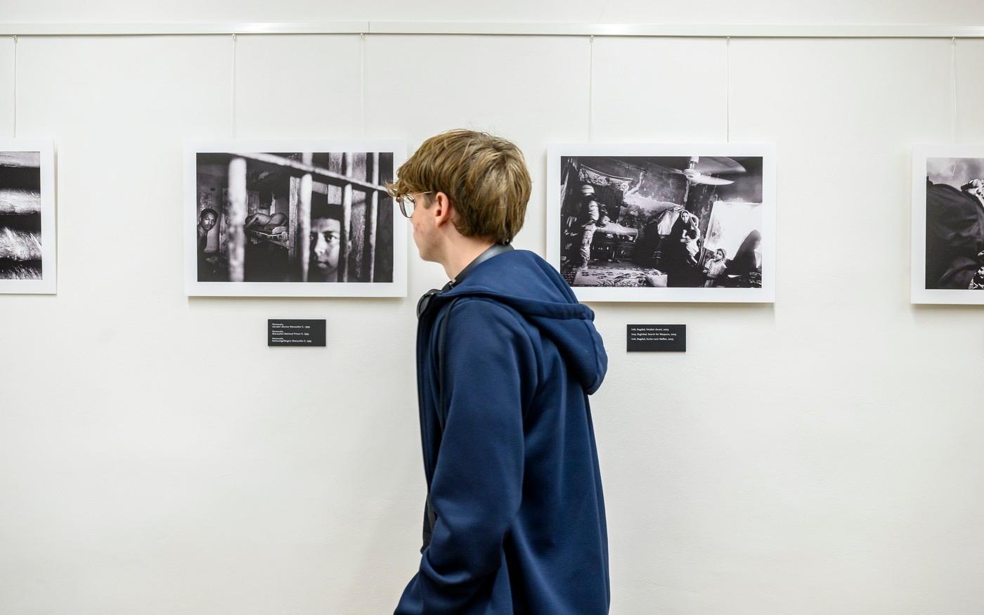 V Centru studií genocid ve Wieserově domě zahájili výstavu fotografií s názvem Bezpráví, jejichž autorem je Antonín Kratochvíl. V Centru studií genocid ve Wieserově domě zahájili výstavu fotografií s názvem Bezpráví, jejichž autorem je Antonín Kratochvíl.
