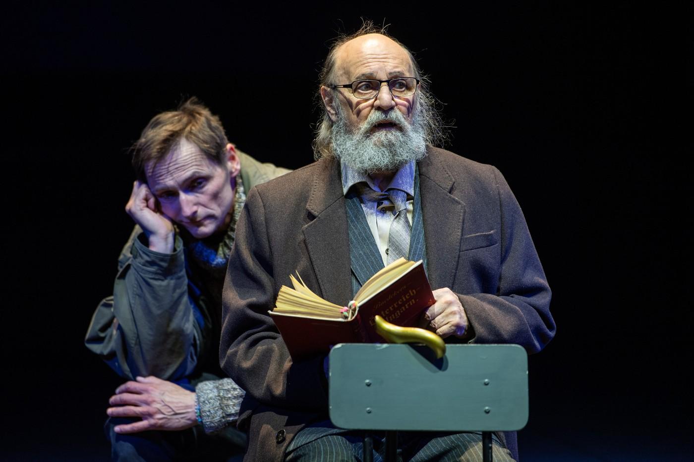 Vpravo Václav Helšus jako Wenzel Winterberg a vlevo Martin Stránský jako Jan Kraus na generální zkoušce činohry Winterbergova poslední cesta.