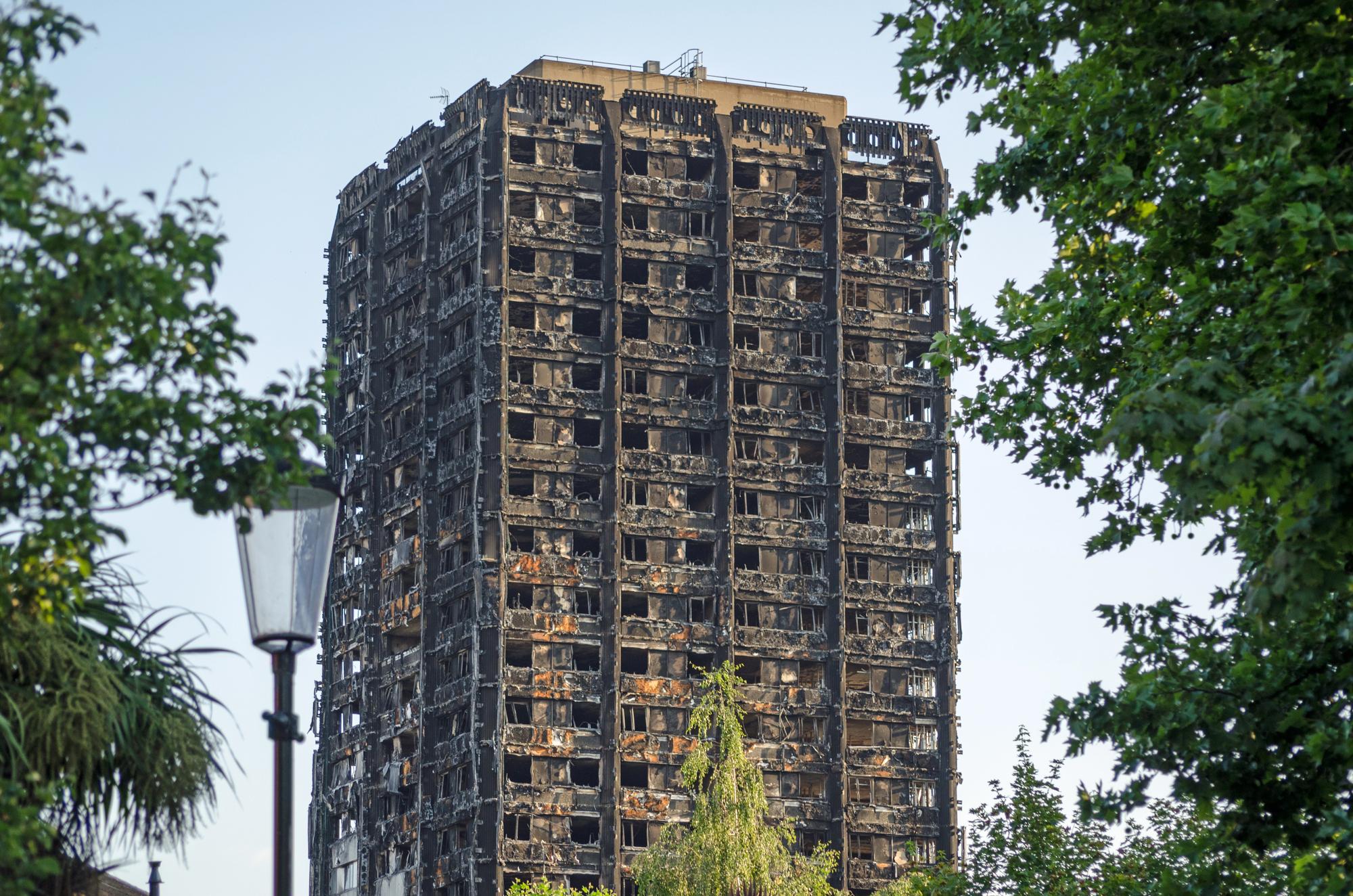 Spálené pozůstatky Grenfell Tower.